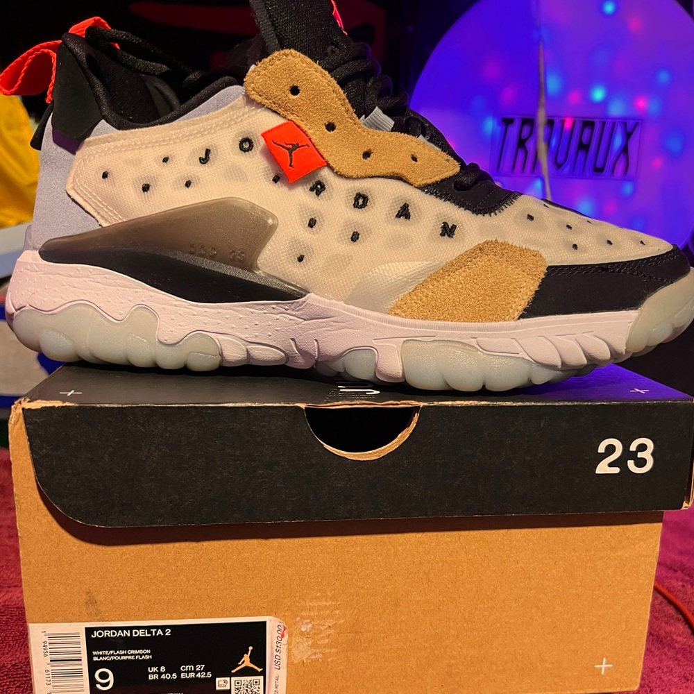 NWT JORDAN DELTA 2 MENS SIZE 9 WHITE/FLASH CRIMSON